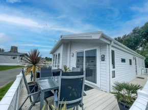 Spacious 8 Berth Luxury Lodge For Hire At Broadland Sands In Suffolk Ref 20033Cv